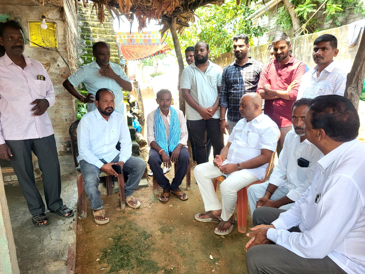 DharmareddyTRS's tweet photo. పరకాల మున్సిపాలిటీ సీతారాంపురంలో ఇటీవల మృతిచెందిన ఇండ్ల ఐలయ్య, రాగుల నీలమ్మ, గునిగంటి సుగుణ, దుంపేటి సారయ్య కుటుంబాలను పరార్శించడం జరిగింది.

#ChallaDharmaReddy #Parkal #BRS #Telangana #ParkalConstituency
@BRSparty https://t.co/WvX1WGsRAj
