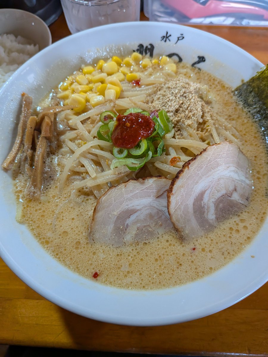 syankusu923's tweet photo. 門つる
私は白味噌ラーメン大盛り＆半ライス🍜🍚
次男は煮干し油そば＆半ライス🍜🍚
餃子をシェア🥟
白味噌ラーメンは相変わらず美味しいですね〜👍
次男はチャレンジャーなのかいつも違うものを注文しますね〜😁
でも何を食べても美味しいので全然問題ありません✌️
本日もごちそうさまでした🙏 https://t.co/cxtpMUadLL
