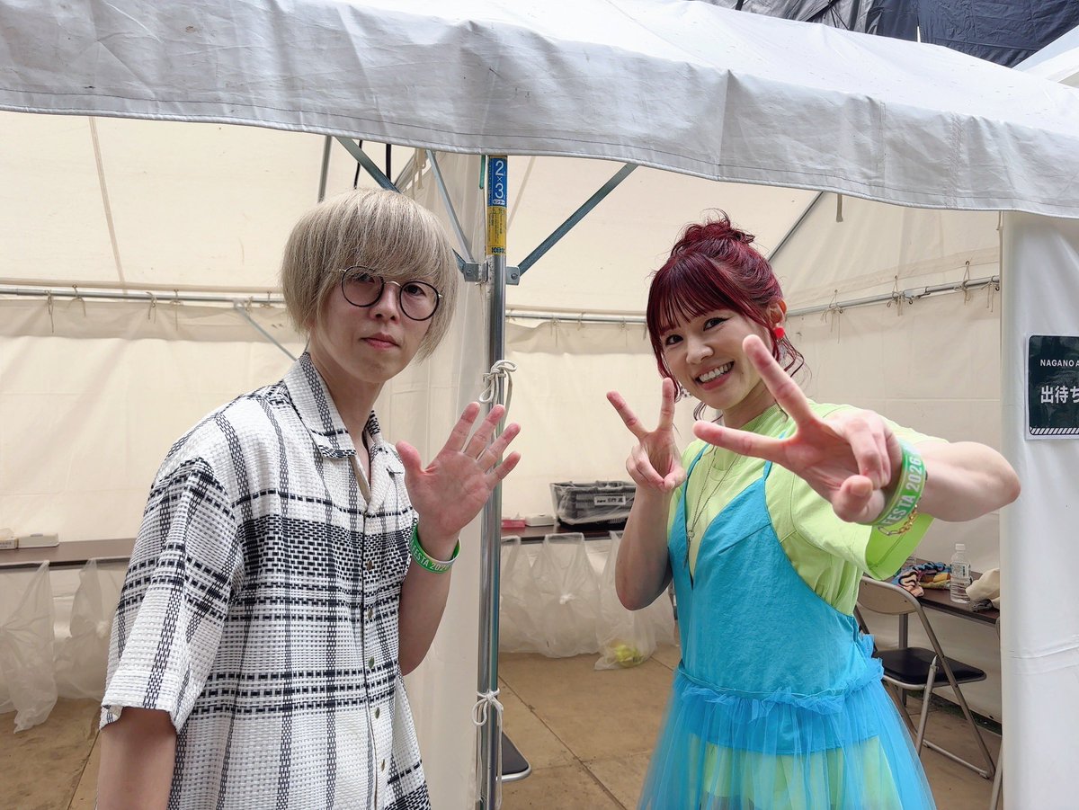 nanoripe_info's tweet photo. タイムテーブルに変更があり、
急遽テンペストステージでも歌わせていただきました！

セットリストはこちら⇩

1.絵空事
2.面影ワープ
3.なないろびより
4.ハナノイロ

プレイリストはこちら🎧
https://t.co/yIGlMGYbkF https://t.co/hZy2S5stnc