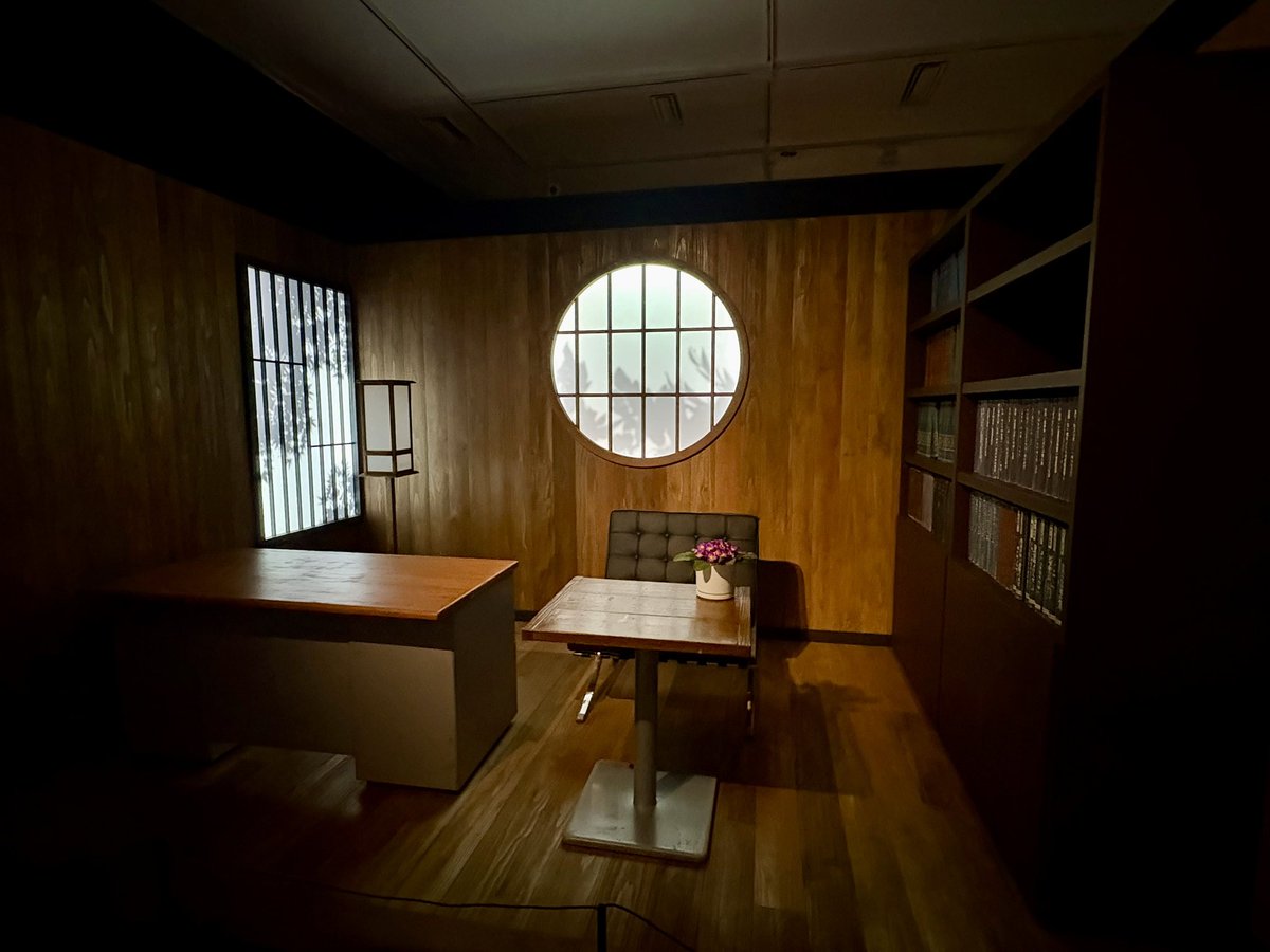 igu_igu's tweet photo. MAPPA展行ってきました
原画や設定画、絵コンテは勿論、等身大ジオラマや悟の部屋なんかもあって、写真もほぼ撮り放題だし、サービス満点でした
入場特典はナナミンでした https://t.co/dq1cgM8udI