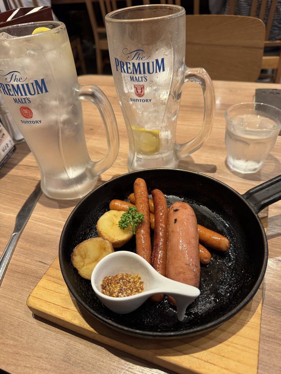 PeaceThunder_vv's tweet photo. 夜行バスまでハイオクを補給🍺
夢のような時間が終わり、現実に帰り・・・今朝擦った車のリアバンパーのことを思い出し滅😭 https://t.co/7opzzJCQSM