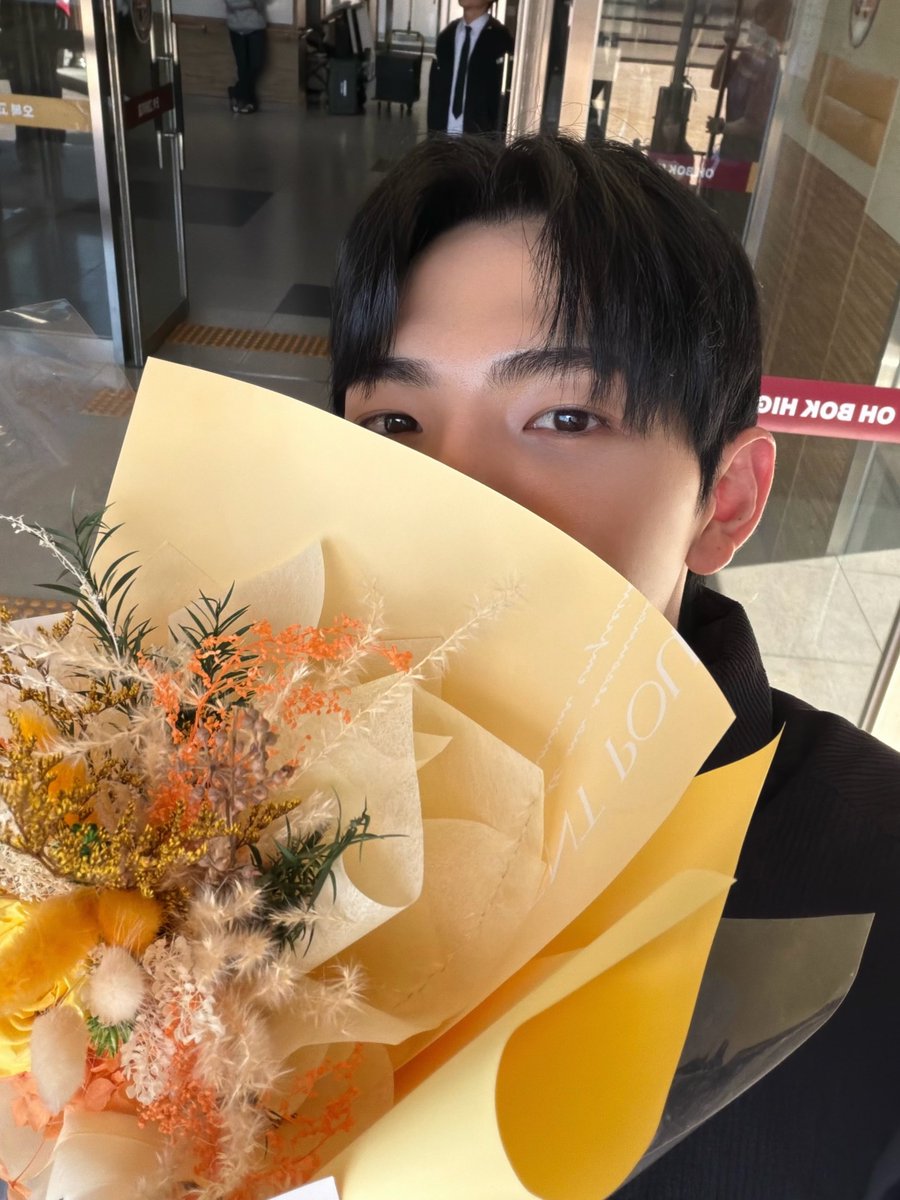 iin0ux's tweet photo. 이 셀카는 도민이가 도와준 거구나 🫶🏻🫶🏻 https://t.co/pdW2wmRcMZ