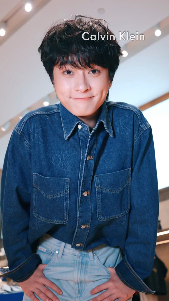 marysantte's tweet photo. คงเป็นเด็กคนเดียวบนโลกที่ใส่ckแล้วน่ารักขนาดนี้ ปกติckจะแบบมีความmasculineแบบใส่แล้วหล่อๆเลย แต่เวฟแครี่ลุคนี้ได้แบบเท่แต่ยังน่ารักอะ คือกลบความน่ารักนางไม่มิดจริงๆ โคตรชอบ 😭😭😭
#StateYourStylexWave #waavetnp https://t.co/7YZEBcQ8Yh