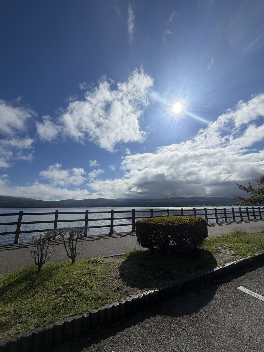midorikus's tweet photo. 最近宮ヶ瀬いって、そのあと山中湖行ったよ
結構寒くて、ジャケットの下は薄いフリース着ました
着るもの考えないと風邪引きますわね
でも景色と気温は丁度良かったんだよね https://t.co/Frra6CXOQ8