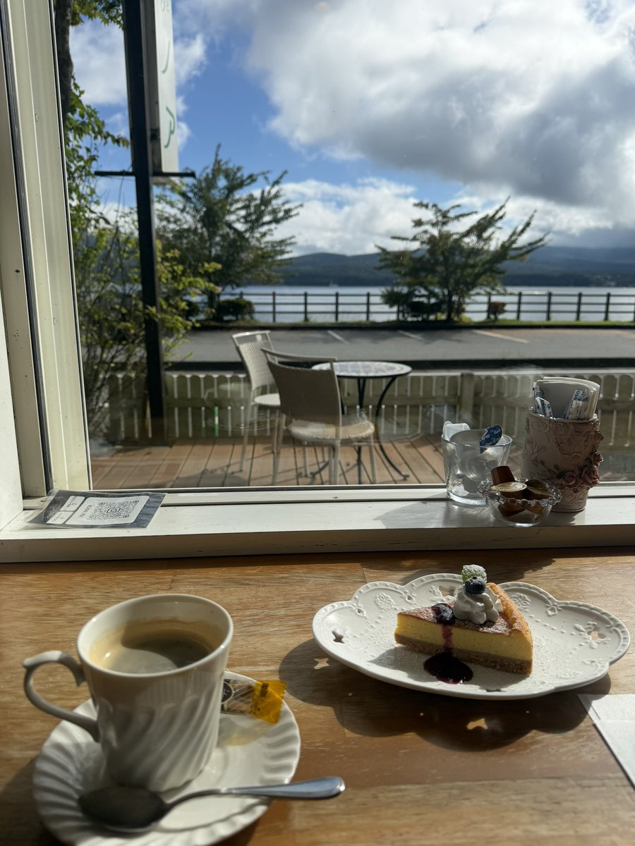 midorikus's tweet photo. 最近宮ヶ瀬いって、そのあと山中湖行ったよ
結構寒くて、ジャケットの下は薄いフリース着ました
着るもの考えないと風邪引きますわね
でも景色と気温は丁度良かったんだよね https://t.co/Frra6CXOQ8