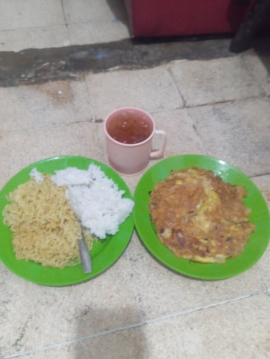 imasputra12's tweet photo. Alhamdulillah aku masak mie dan telur ๐
Aku makan lapar ๐
Mie goreng sama telur, teh es
Aku suka ayam dan sapi, mie, nasi goreng, telur, piece,๐โ
Aku gak suka ikan dan lele ๐คฎโ
#rezeki #bisu #tuli #masak #mie https://t.co/gHeAGVJrcq