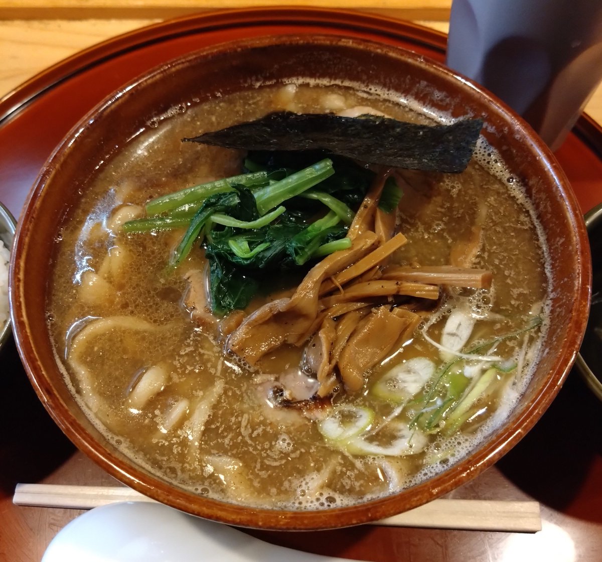 ig_yu0820's tweet photo. 松尾製麦　祖師ヶ谷大蔵
中華蕎麦大　生卵　辛いの
角煮めし

1ヶ月ぶりに🙂
あら😳ひら井のスーパーバイトと遭遇🤣

動物魚介の旨味が極まったスープに唯一無二の自家製圧力麺🌟
生卵ディップ、辛いので味変で超美味い🤩

新メニュー角煮めし💖
プルプルです！！味染みててメチャウマ〜🥰 https://t.co/4Sqhe3uXVs