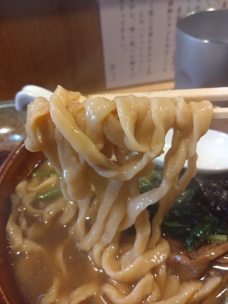 ig_yu0820's tweet photo. 松尾製麦　祖師ヶ谷大蔵
中華蕎麦大　生卵　辛いの
角煮めし

1ヶ月ぶりに🙂
あら😳ひら井のスーパーバイトと遭遇🤣

動物魚介の旨味が極まったスープに唯一無二の自家製圧力麺🌟
生卵ディップ、辛いので味変で超美味い🤩

新メニュー角煮めし💖
プルプルです！！味染みててメチャウマ〜🥰 https://t.co/4Sqhe3uXVs