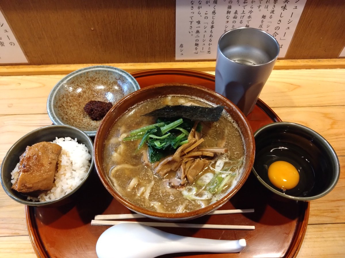 ig_yu0820's tweet photo. 松尾製麦　祖師ヶ谷大蔵
中華蕎麦大　生卵　辛いの
角煮めし

1ヶ月ぶりに🙂
あら😳ひら井のスーパーバイトと遭遇🤣

動物魚介の旨味が極まったスープに唯一無二の自家製圧力麺🌟
生卵ディップ、辛いので味変で超美味い🤩

新メニュー角煮めし💖
プルプルです！！味染みててメチャウマ〜🥰 https://t.co/4Sqhe3uXVs