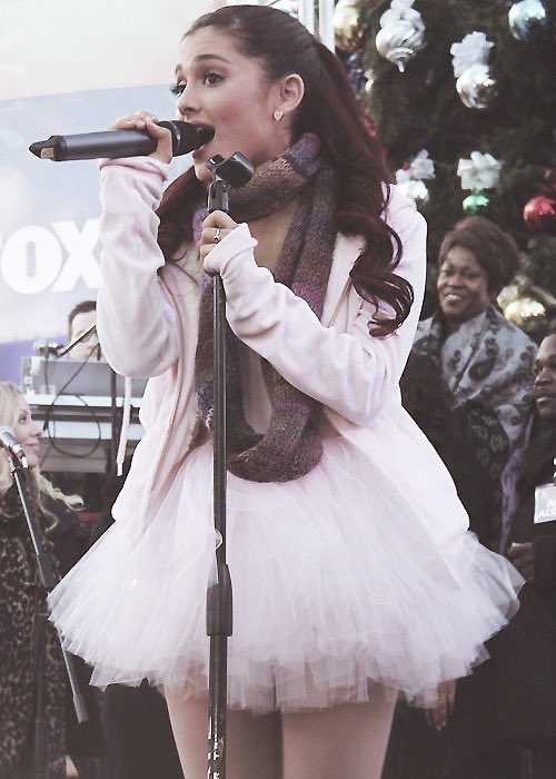 hneymngrande's tweet photo. ariana and her cute little dresses ♡ https://t.co/sAr9wiAEeZ