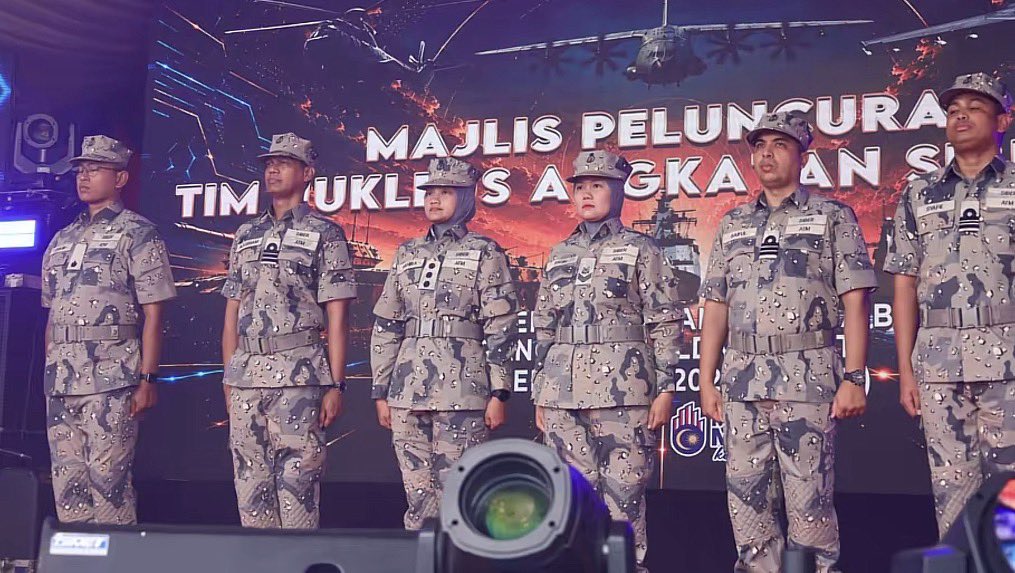 JohnMYSreview's tweet photo. What is interesting about the 93rd Malaysian Armed Forces Day, On the left is the uniform of the Cyber ​​Force, established as the fourth branch of the Malaysian Armed Forces, following the Malaysian Army, the Royal Malaysian Navy, and the Royal Malaysian Air Force https://t.co/ZRfLSsO2Yz