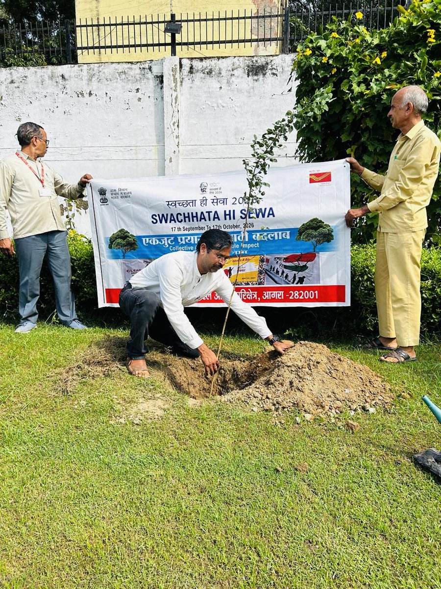 PMG_AGRA's tweet photo. स्वच्छता की ओर एक और कदम, पर्यावरण की ओर एक और ज़िम्मेदारी! 🌱
आज 'स्वच्छता ही सेवा' अभियान के अंतर्गत श्री शशि कुमार उत्तम, DPS आगरा, द्वारा परिक्षेत्रीय कार्यालय में 'एक पेड़ माँ के नाम' लगाकर पर्यावरण संरक्षण का संदेश दिया। https://t.co/rs5Q4eLXzh