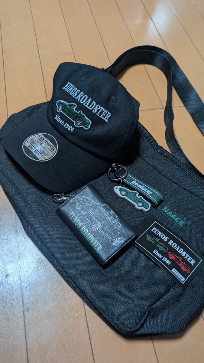 kr_na6c_vs's tweet photo. 買うつもりなかったのに買ってしまった…
だってだって目の前で見ちゃったら欲しくなっちゃうじゃん！！
なぶちゃんと同じ緑だし…
大事に保管しよっと😙

 #ロードスターグッズ
 #しまむら
 #naロードスター
 #コラボ https://t.co/pUvC4bgfCU