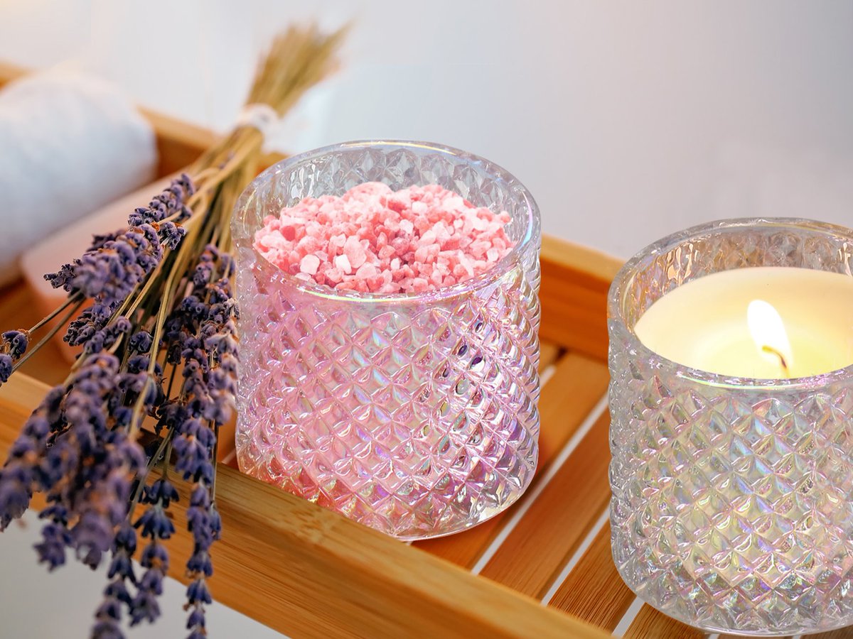 IsadoraMotht's tweet photo. Turn an old glass jar into a stylish candle holder with just some paint and glitter! It’s a quick, zero-waste home decor DIY that’s super popular lately. https://t.co/ndbkn8WoJx