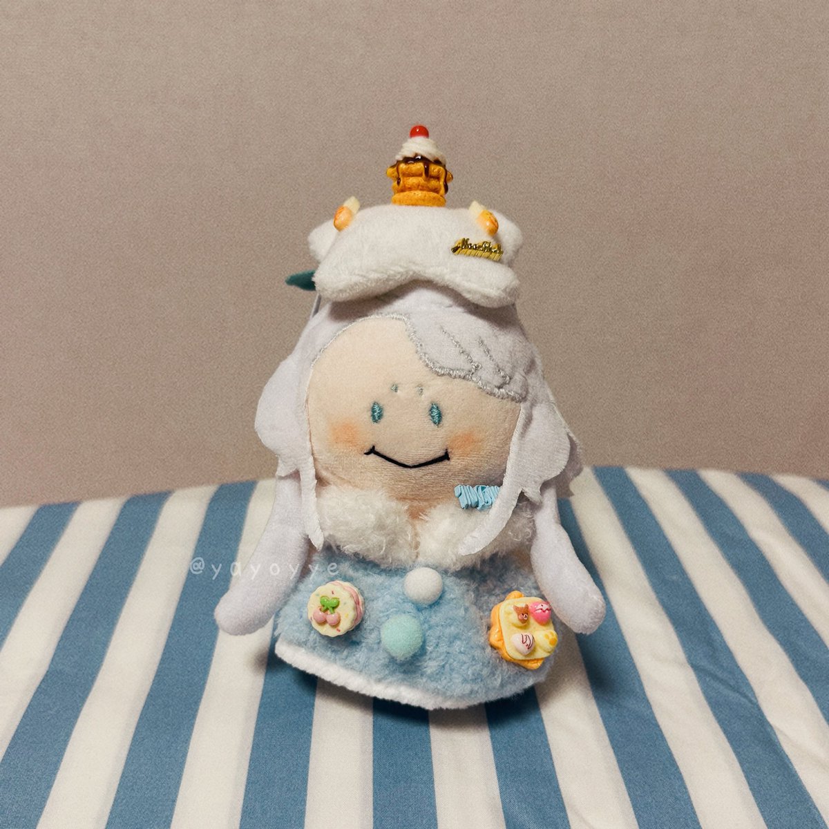 yayoyye's tweet photo. ハンバーガー🤣サイズぴったりで足ちょこんと出てるの可愛いすぎる…気に入ったので暫くこのままで居てもらいます🍔
2枚目のは付属品が鞄なのかよくわからんので頭に乗せてみた。ふわふわかぁいいね☺️ https://t.co/ds6ybBNf4u