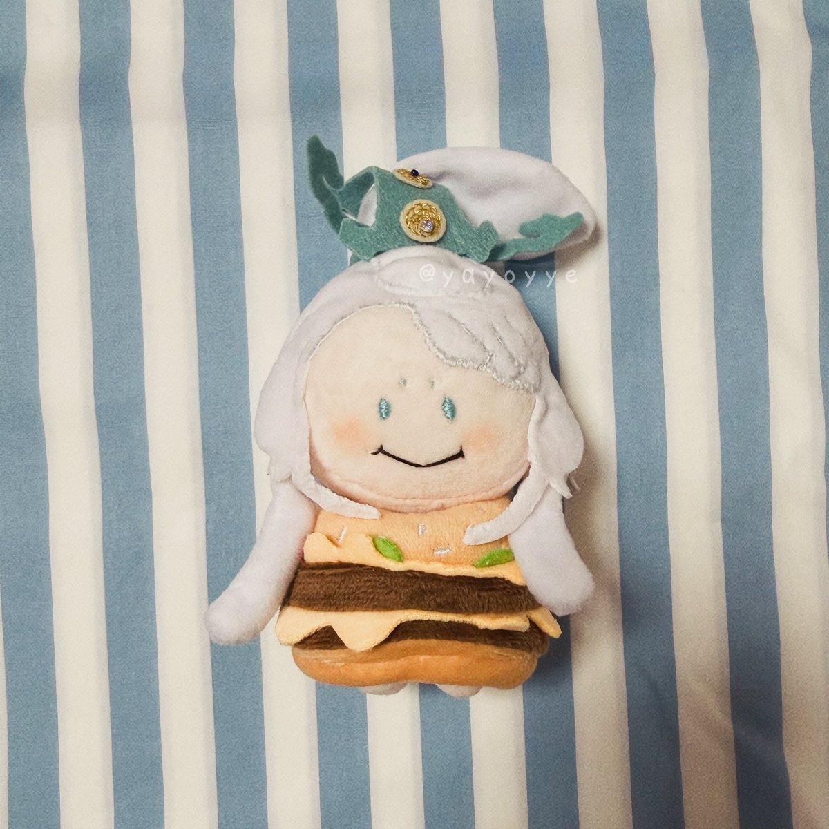 yayoyye's tweet photo. ハンバーガー🤣サイズぴったりで足ちょこんと出てるの可愛いすぎる…気に入ったので暫くこのままで居てもらいます🍔
2枚目のは付属品が鞄なのかよくわからんので頭に乗せてみた。ふわふわかぁいいね☺️ https://t.co/ds6ybBNf4u