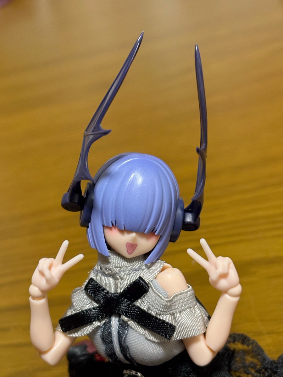 Gishki_DT's tweet photo. 昨日の夜に髪飾りの羽を上に向けたらかなりクワガタじゃねと気付いた時は脳汁が凄まじかった…でも中サイズの羽は強くなり過ぎたので以降なる時はコクワガタです。(写真は見納め中クワガタ https://t.co/UaGB6gvmPl
