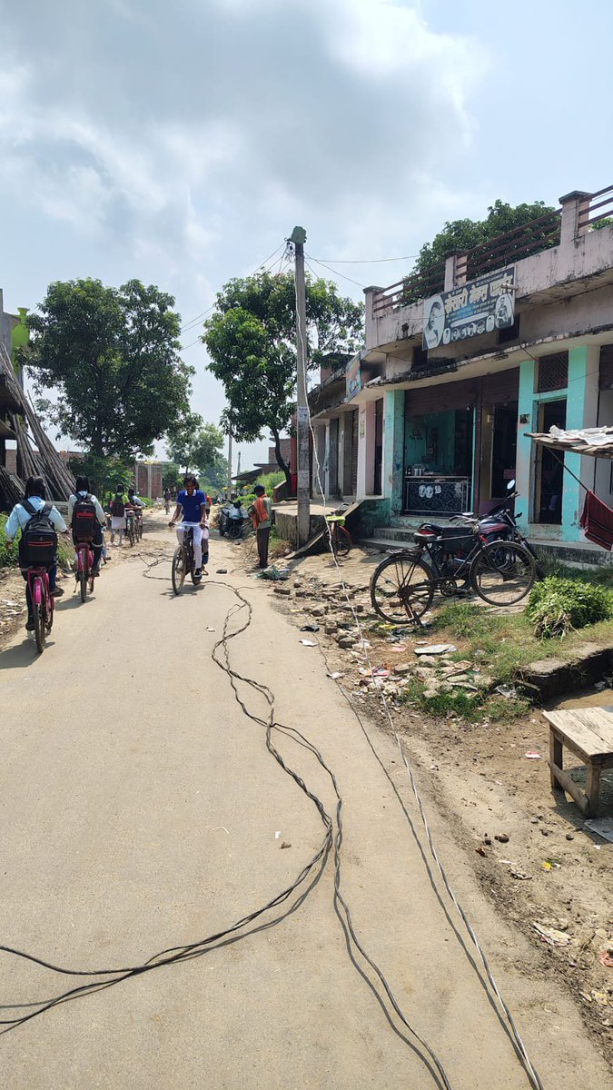 puvvnlmhrjganj's tweet photo. दिनांक 19/09/2026 को जनपद मह.वि.वि. खण्ड आनंदनगर वि.उपकेंद्र धानी के अंतर्गत बिजली व्यवस्था को और मजबूत,आधुनिक और बेहतर बनाने के लिए #RDSS योजना के अंतर्गत ABC केबल लगाने का कार्य किया गया ,जिससे उपभोक्ताओं को निर्बाध आपूर्ति प्राप्त हो सके।  
@aksharmaBharat   @PuVVNLHQ https://t.co/dBO1wsD5j6
