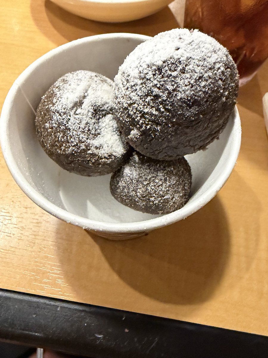 AKURI0415's tweet photo. 討伐レベル☆10
最初の一口は美味い
二口を食べようとすると横からチョコが飛び出てきて口を攻撃し、やけどを負う
しっかり冷やすことを推奨
(冷やすことで討伐レベル☆4まで下がる) https://t.co/dEY34z8pyu