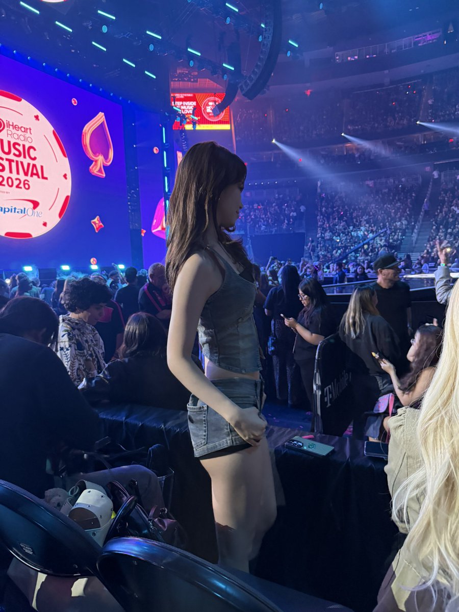 taekookgyuv's tweet photo. kim chaewon in front of me in hd. https://t.co/Jw0y8SpLMD