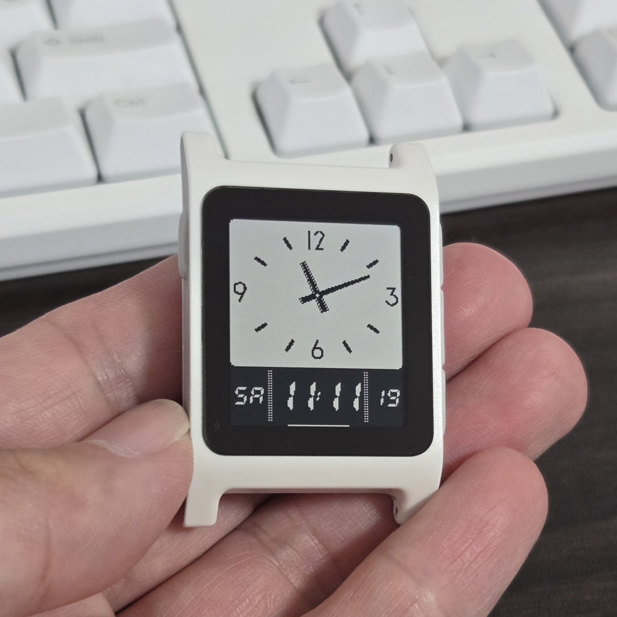 fazer8docodoco's tweet photo. 久々にpebble 2 duo 起動したがやはり良いな
機能は限られてるけど良い… https://t.co/JdWRA6dhUw