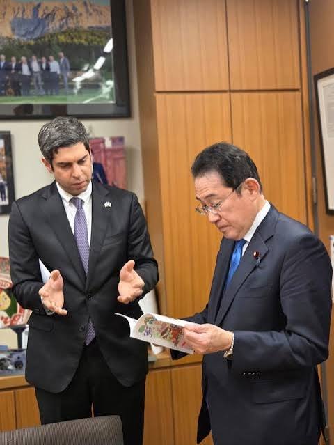 TeimurazLezhava's tweet photo. 悲報
将来、娘たちに父が昔、日本でどんな外交官だったかを説明するとき

←何としてでも伝えたい父の姿

→実際に娘たちに伝わりそうな父の姿 https://t.co/llQwGz3EZW
