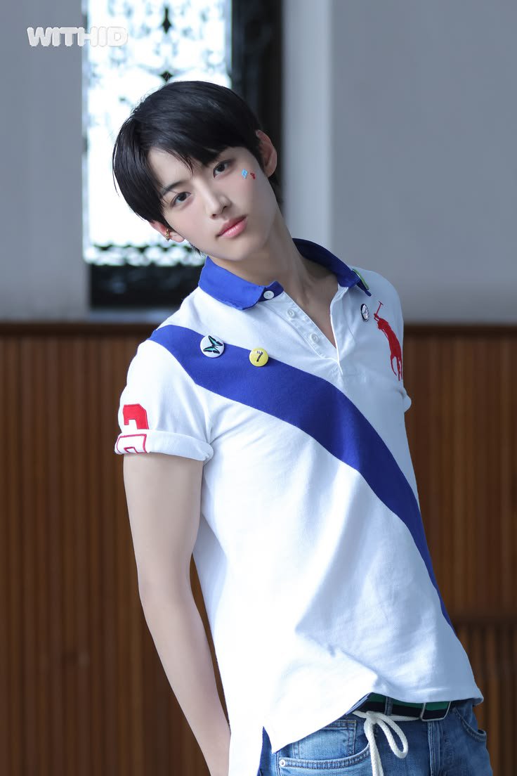 yoochandoit's tweet photo. we just blinked and yonghoon's arm got bigger and bigger, like (don't) close the gym.. https://t.co/3P5VEzFE9R