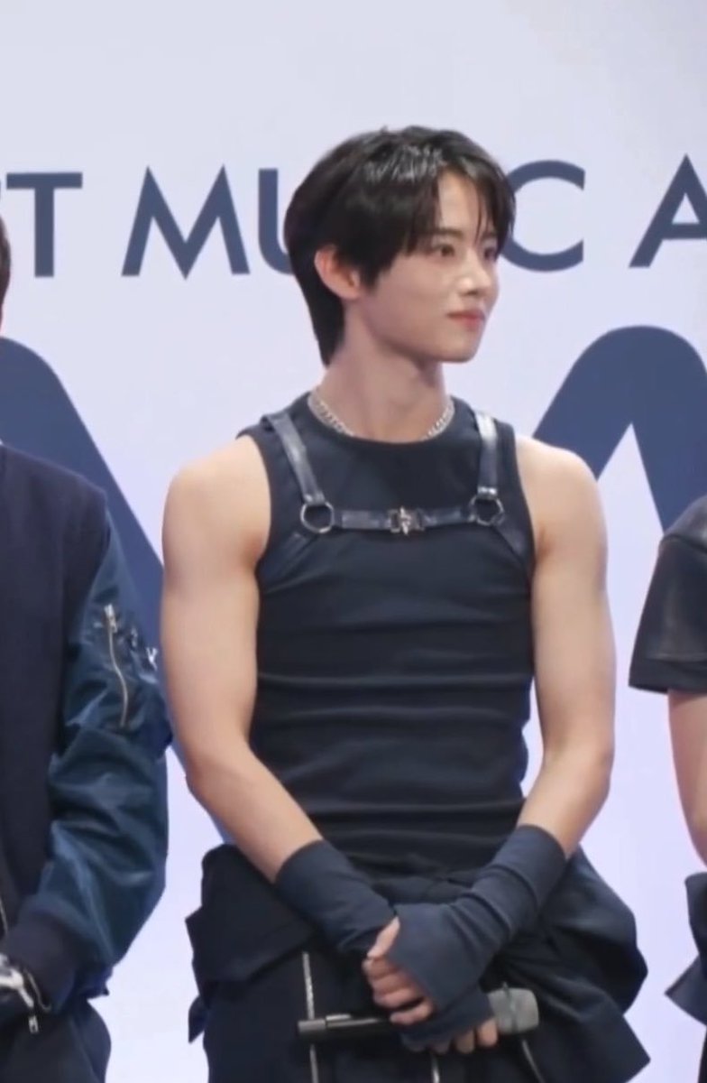 yoochandoit's tweet photo. we just blinked and yonghoon's arm got bigger and bigger, like (don't) close the gym.. https://t.co/3P5VEzFE9R