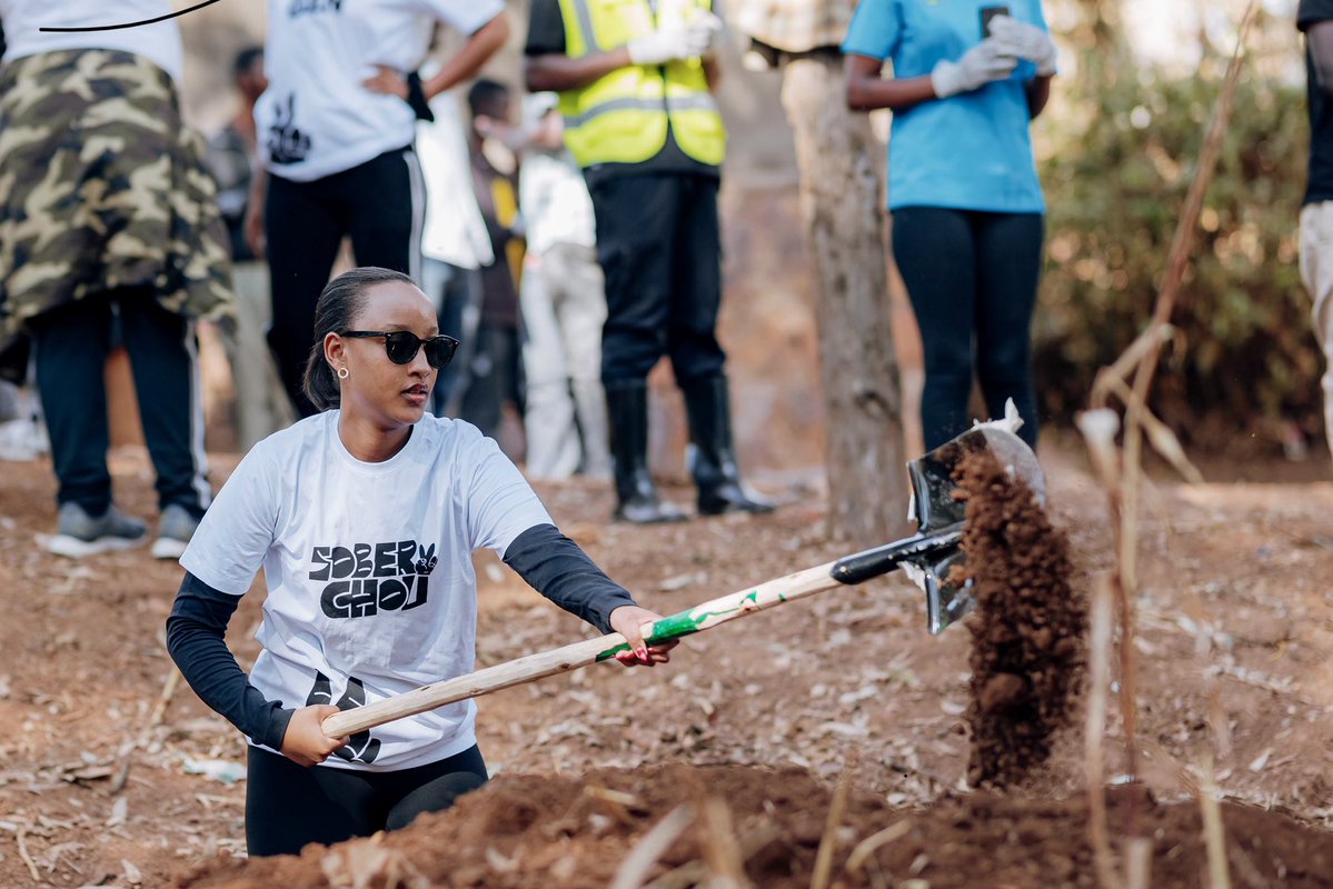 BahoNtaganira's tweet photo. Tuzarwubaka abana b’Abanyarwanda.

#SoberGen https://t.co/YXzUyx7Y06