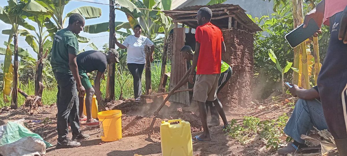 MutenderiV's tweet photo. Uyu munsi urubyiruko rwa @MutenderiV na @MutenderiNyc bafatanyije n' inzego z' ibanze, bakoze umuganda wihariye w' urubyiruko aho bubakiye ubwiherero abaturage babiri batishoboye bo mu midugudu ya #Agatonde na #cyanyunga mu Kagali ka #Mutenderi https://t.co/w2RyTGvGNW