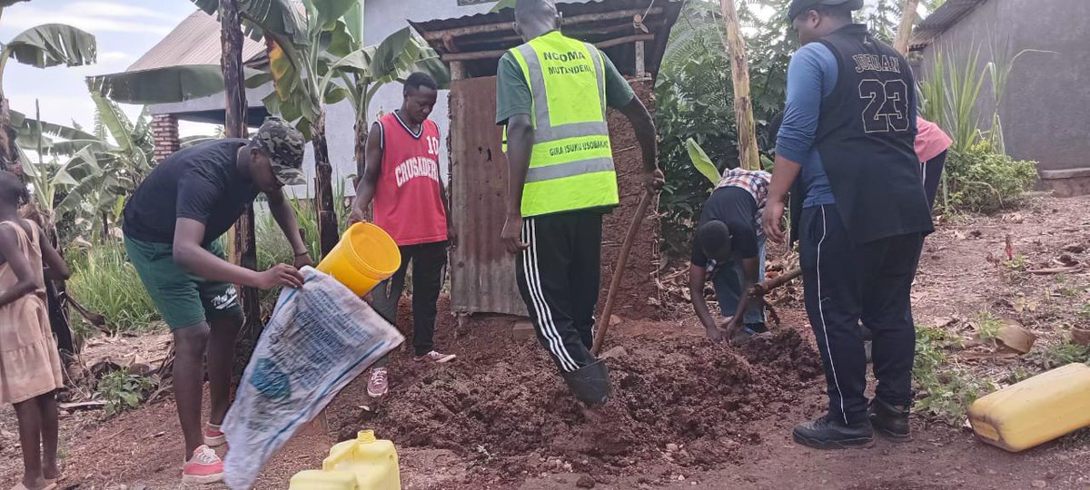 MutenderiV's tweet photo. Uyu munsi urubyiruko rwa @MutenderiV na @MutenderiNyc bafatanyije n' inzego z' ibanze, bakoze umuganda wihariye w' urubyiruko aho bubakiye ubwiherero abaturage babiri batishoboye bo mu midugudu ya #Agatonde na #cyanyunga mu Kagali ka #Mutenderi https://t.co/w2RyTGvGNW