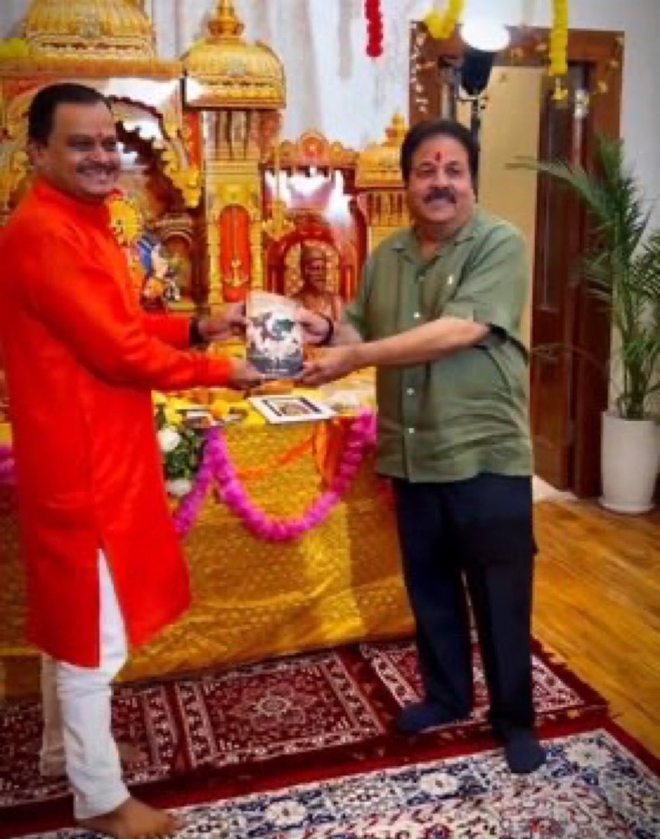 AnuragC1106's tweet photo. कांग्रेस के दो सितारे और उनके संघी साथी! शुक्ला जी सुदर्शन टीवी के संघी मालिक के साथ और शशि थरूर अमरीका में अनुपम खेर के साथ. https://t.co/bhLgVXcWii
