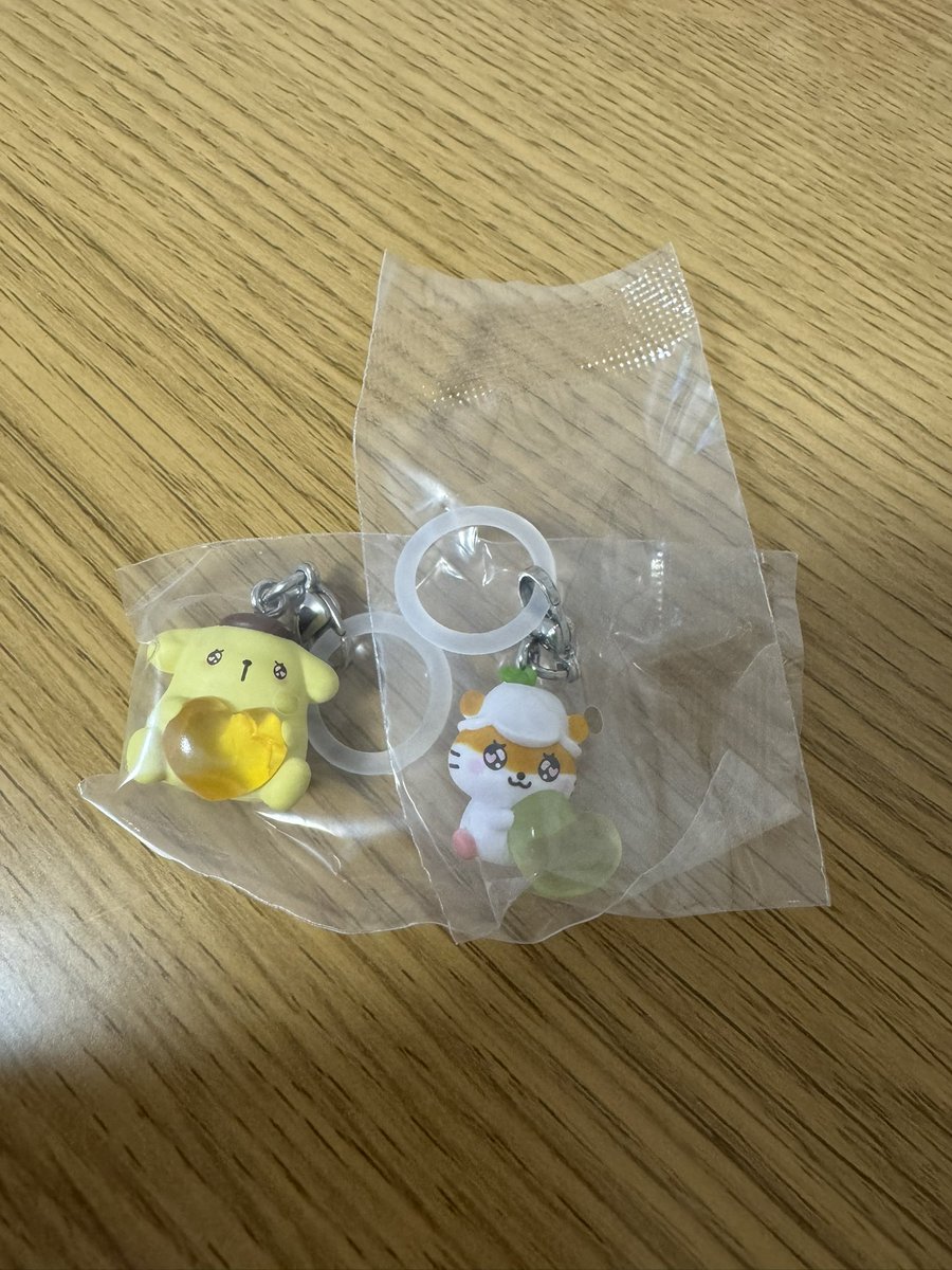 _____hrk36's tweet photo. 【交換】めじるしアクセサリー　交換
サンリオ　えもきゅん2  エモきゅん

【譲】ポムポムプリン、コロコロクリリン
【求】キティ

郵送での交換希望📮
お気軽にお声掛けください🙇‍♀️🙇‍♀️ https://t.co/QNNSb4OvQg
