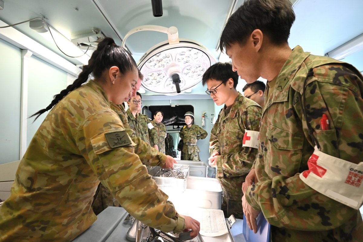 JGSDF_pr's tweet photo. 🇯🇵🇺🇸🇦🇺#陸上自衛隊 は、９月８日以降、令和８年度米豪陸軍との実動訓練「#オリエント・シールド２６」（#OS26）を実施中です。
９月１８日、日米豪陸軍の衛生部隊は、北海道大演習場において、負傷者の救護、治療及び航空後送までの一連の共同衛生活動を演練しました。 https://t.co/MoKQWEbNBO