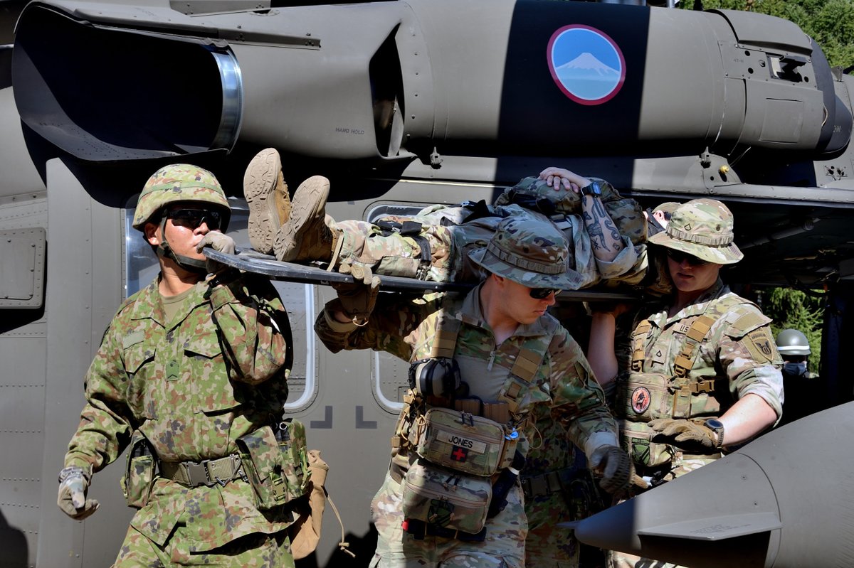 JGSDF_pr's tweet photo. 🇯🇵🇺🇸🇦🇺#陸上自衛隊 は、９月８日以降、令和８年度米豪陸軍との実動訓練「#オリエント・シールド２６」（#OS26）を実施中です。
９月１８日、日米豪陸軍の衛生部隊は、北海道大演習場において、負傷者の救護、治療及び航空後送までの一連の共同衛生活動を演練しました。 https://t.co/MoKQWEbNBO