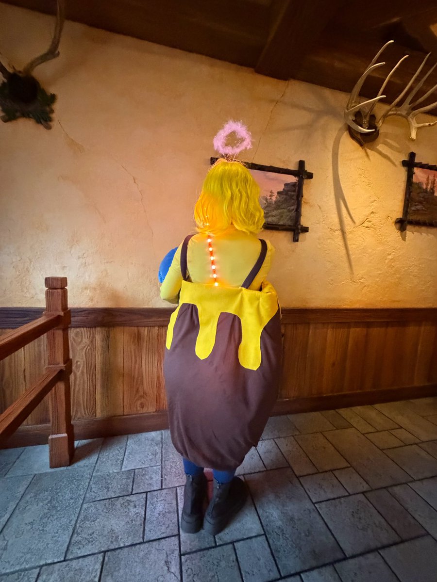 partofAria's tweet photo. 写真一枚ゲストのお顔写ってしまってたので再投稿
ハチミツ大砲、導火線光ります✨️
「この輪は……？」って聞いてくださったキャストさんにこの体勢で光らせて大砲浴びせると全員納得してくれて楽しすぎ

#Dハロ仮装2026 https://t.co/iTqVPfdJev