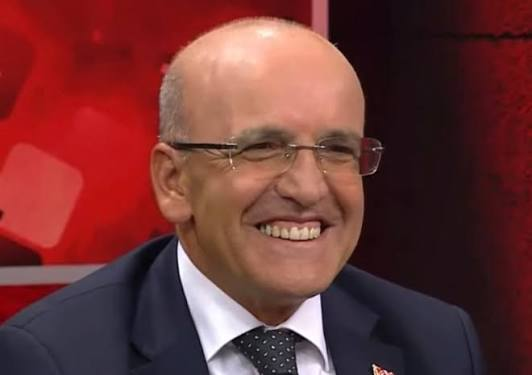 RusenPress's tweet photo. Türkiye'deki fon krizi dünya basınında yer almaya devam ediyor.

ABD'den sonra Asya piyasalarında da Türkiye haber oldu.

Türkiye Hazine ve Maliye Bakanı mehmet Şimşek, fonlara el koyarak sorunu çözdüğünü düşünüyor. 

Ancak binlerce küçük yatırımcının fonlarda birikiminin erimesine çare değil sadece finans piyasalarına çare oldu. cevabı ise fonlara girenler bunun risklerini bilerek girdiler oluyor. Ancak finans okur yazarlığı olmayan ve devletin izin verdiği fona parasını yatıran kişilerin ne günahı olabilir ki? 

İşin ilginç tarafı fonların yatırım yaptığı hisseler her gün düşüyor. Bu hisselere yatırım yapan küçük yatırımcı da hissesini satamıyor. Çünkü öncelik büyük yatırımcıda oluyor. Bu hisselerin sahipleri ise altlarında lüks arabalarla gezmeye devam ediyor. Kendi hissesine bile sahip çıkmıyor. Binlerce küçük yatırımcı şimdi çocuklarına yedirmeyip sisteme güvenip yatırdığı parayı kaybetmeyi sadece izliyor. 

Devlet, yasalarda ve kanunda yazılı olanları yerine getirerek görevini yaptığını düşünüyor. Ancak kanunlara ve yasalara uygun yatırım yapanların birikimlerini kaybetmesine şimdilik kulak tıkıyor. 

Şimdi şu soruyu sormalı?

Kanunlara uygun dişinden artırdığı paraları hisselere ve fonlara yatırım yapanlar mı suçlu yoksa bunların büyümesine neden olan veya bu şirketleri onaylayarak bu sisteme izin verenler mi suçlu? 

Işık Ökte:   

“40 senelik borsa tarihimizin en kritik dönemlerinden birisi yaşanıyor...  Fonlarda parası sıkışan, kredi kartını ödeyemeyen, çocuğunun okul taksidini ödeyemeyen dostlarım var... Dualarım sizlerle, emin olun buna...”

@memetsimsek 
@spkgovtr 
@TezmenEmre