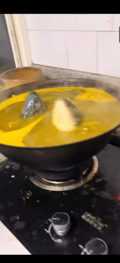 txtharihariWNI's tweet photo. First time masak ikan karena mertua mau datang, malah ikannya cuma muter-muter begini. 😭

Plis, ini yang salah apanya? Kompornya atau teflonnya ya? Kok gini sii.. 😭

Apa mending beli jadi aja ya? 😭 https://t.co/TPTjlhMMeT