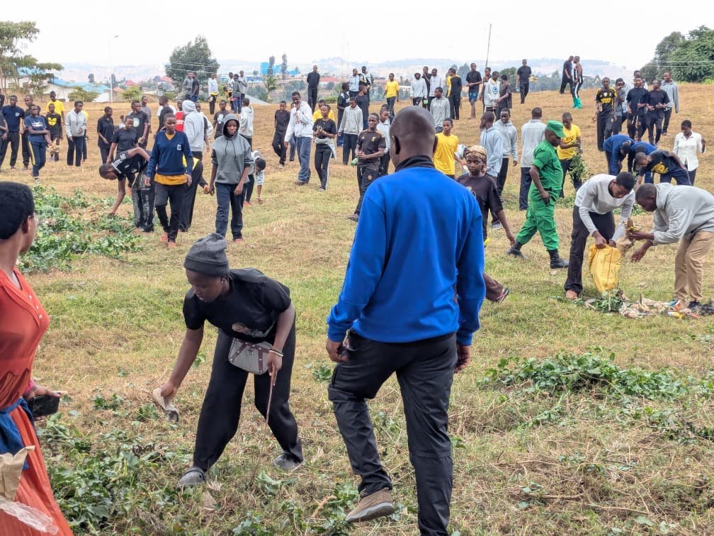 Radarnshya1's tweet photo. 📡 RADAR Y’AMAKURU yakomereje muri @Gicumbi_Rwanda , aho uyu munsi tariki ya 19 Nzeri 2026, yarebye uko Umuganda wihariye wateguwe n’Urubyiruko wagenze.

🎥 RADAR Y’AMAKURU yakurikiranye uko uyu muganda wagenze.

#RADARYAMAKURU #Gicumbi #Umuganda #Urubyiruko https://t.co/BtSe6LkPYn