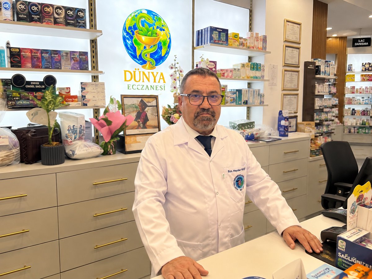 izmirgibiyiz's tweet photo. 48 yıllık eczacılık hayali İzmir’de gerçek oldu.

Haydar Koçak, diplomasını alıp Konak’ta eczane açtı. https://t.co/G6yiOq5en5