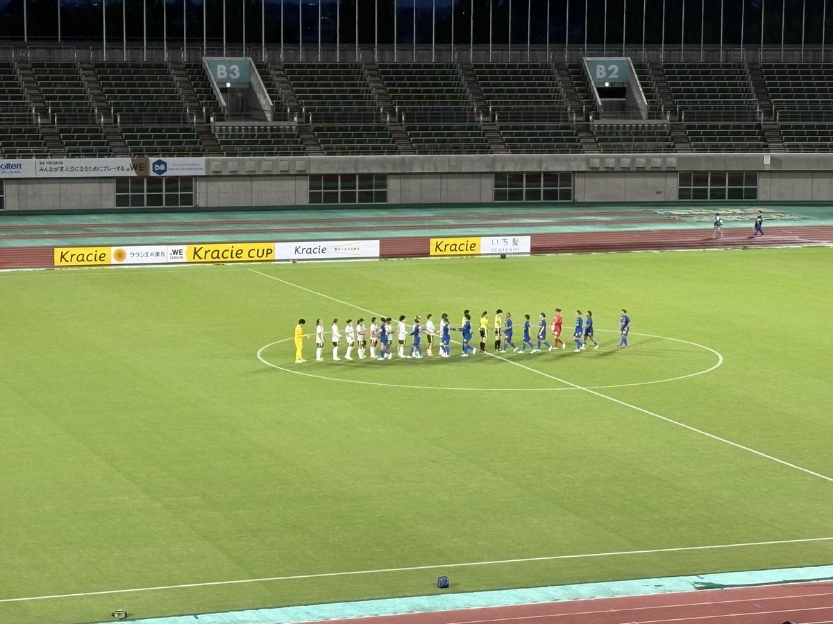 aki77se's tweet photo. ちふれASエルフェン埼玉vs.日テレ・東京ヴェルディベレーザは、0-1でベレーザの勝ち🙄

アウェー勝利の勢い、持ってこれなかったね🙄　残念🙄

試合後のエール交換はWEならでは🙄

ちふれの次に、日テレ・東京ベルディベレーザが好きです🙄

#ちふれASエルフェン埼玉
#日テレ・東京ベルディベレーザ https://t.co/VhnBXQVEjv