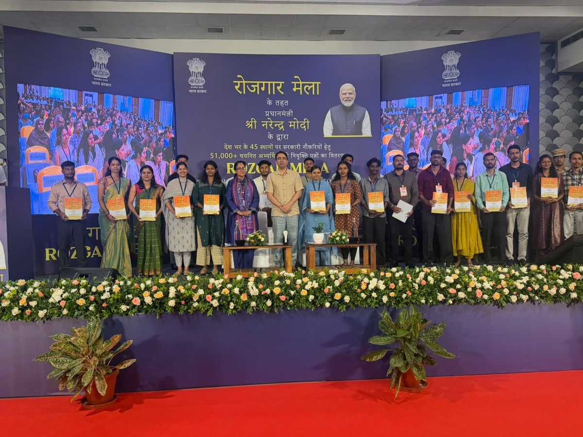 Office_ChJayant's tweet photo. A new beginning for young Indians stepping into public service. 

Hon’ble Minister Chaudhary Jayant Singh participated in the 20th Rozgar Mela in Kochi, addressed by Hon’ble Prime Minister Shri @narendramodi Ji, as more than 51,000 appointment letters were distributed across 45 locations nationwide.

With #NagrikDevoBhava at its core, the Prime Minister called upon new appointees to embrace citizen-first public service with dedication, humility and sensitivity.

The programme also reflected a larger national vision—transforming education and skilling, fostering innovation and entrepreneurship and creating stronger pathways to employment. Through #PMSETU, this vision is strengthening ITIs and preparing young people to learn, earn and contribute to India’s growth.

Best wishes to all the new appointees as they begin their journey in public service.

@PMOIndia @DGT_MSDE @MSDESkillIndia 

#RozgarMela #SkillIndia #Youth #Employment