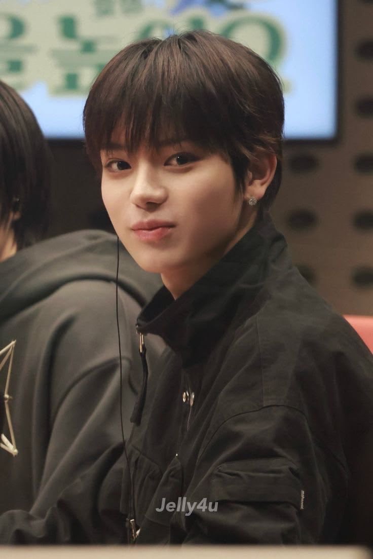 mojohyul's tweet photo. idk abt u guys but this look of ohyul goes straight into my list of looks that ohyul had me on chokehold along with bandana and hanlim ohyul https://t.co/w0kFbEFcoR