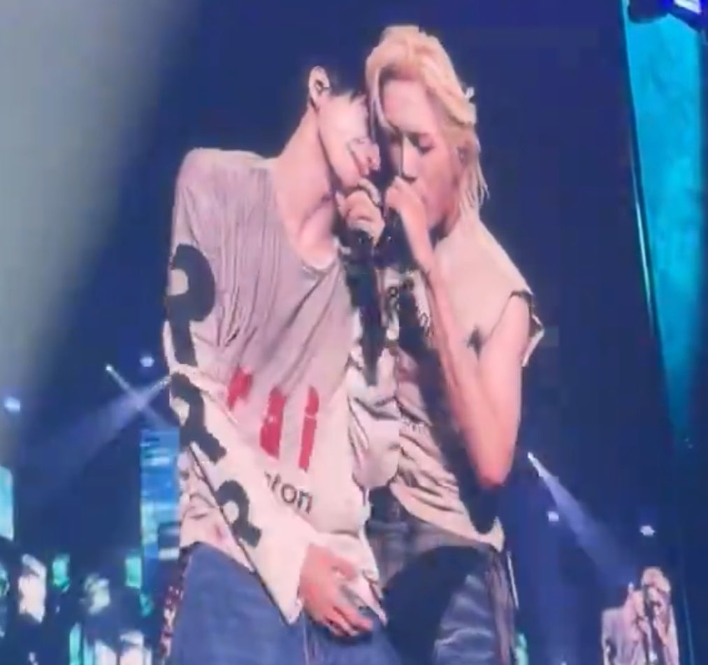 ihugmyung's tweet photo. literally looks like they kissed SHUT UPP https://t.co/BUiqMJppC7