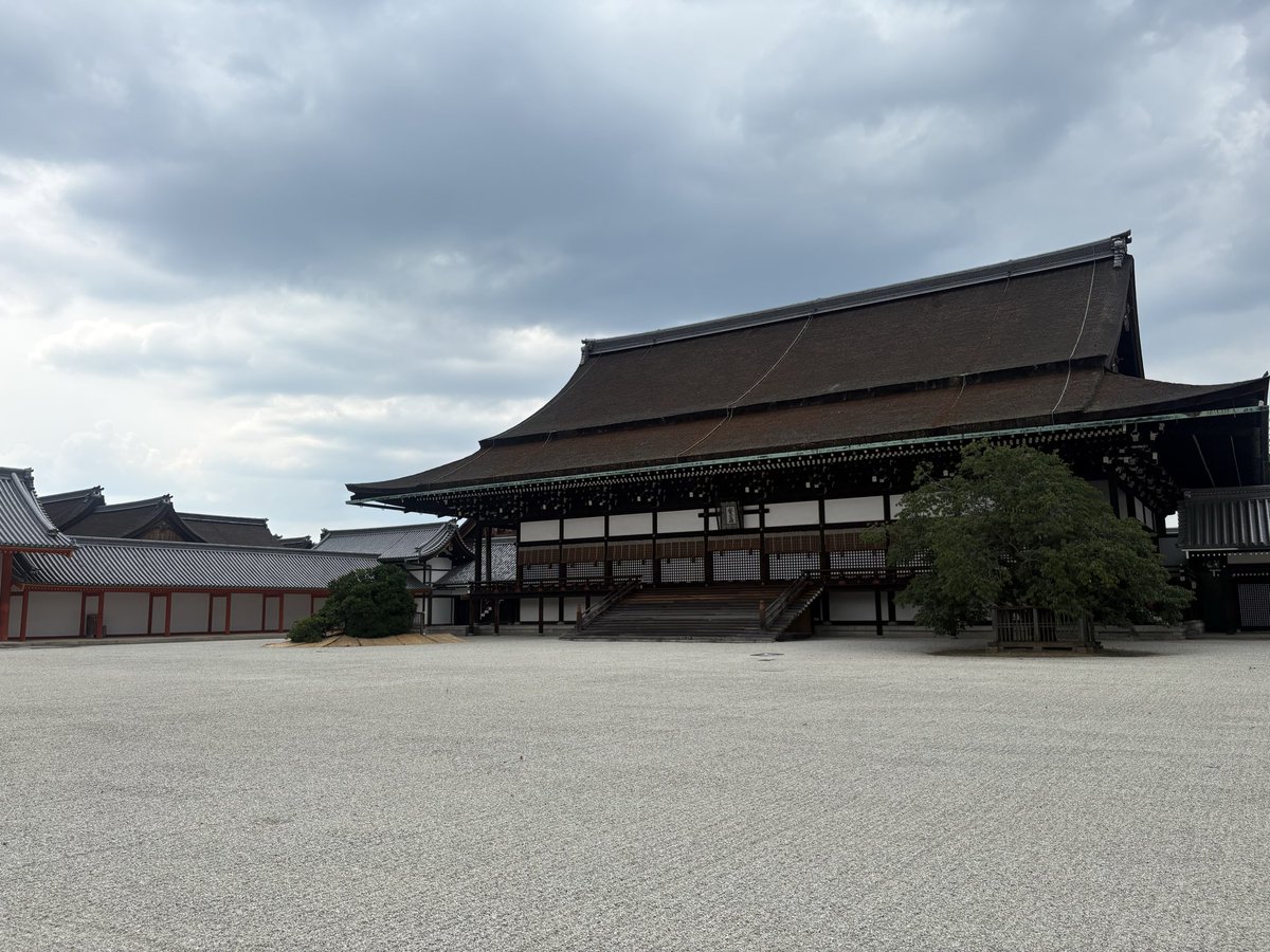 RyukokuKobi's tweet photo. 7月18日　庭園パート見学会

京都御所に行きました！
御所とは、天皇のお住まいになった皇居であり、古来内裏と称された場所です。
広々とした御所の敷地を歩きながら、歴史ある建築や庭園を見学し、京都御所の魅力を楽しみました！☀️

#龍谷大学 #古美術研究会 #こびけん #京都御所 https://t.co/qBfmRnCVPu