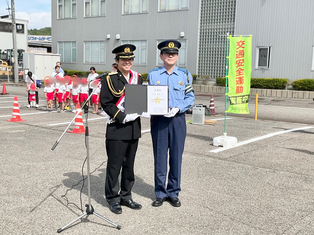 houki_t's tweet photo. 昨日は #七尾警察署 1日署長
七尾警察署には母校の七尾高校で自転車交通ルールに関する落語をやらせて頂いたり防災グッズのPR動画を撮影させて頂いたりとお世話になってます
また10月からは出演させて頂いている #石川県警察 の偽警察詐欺にまつわるテレビCMが県内ファミリーマートでも流れる予定です https://t.co/L275H3vLLf