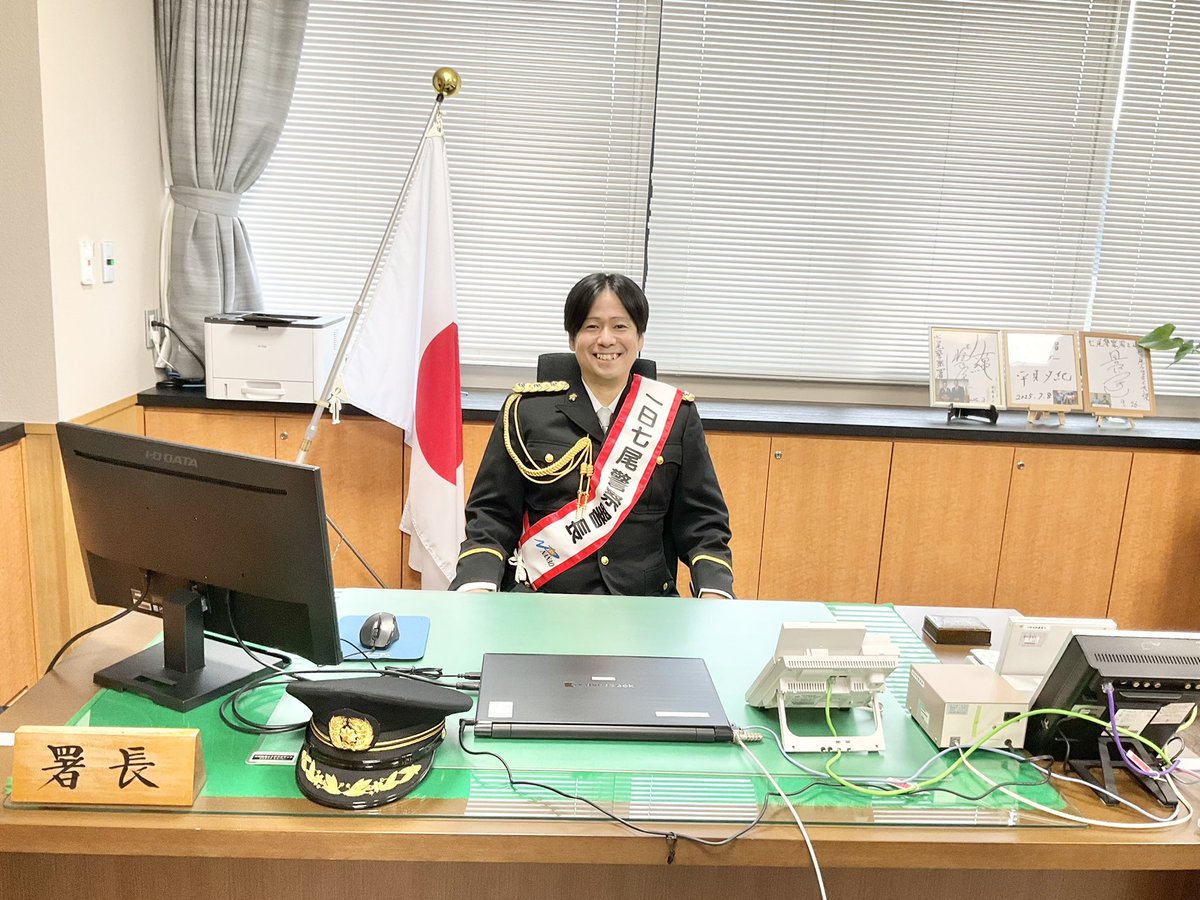 houki_t's tweet photo. 昨日は #七尾警察署 1日署長
七尾警察署には母校の七尾高校で自転車交通ルールに関する落語をやらせて頂いたり防災グッズのPR動画を撮影させて頂いたりとお世話になってます
また10月からは出演させて頂いている #石川県警察 の偽警察詐欺にまつわるテレビCMが県内ファミリーマートでも流れる予定です https://t.co/L275H3vLLf