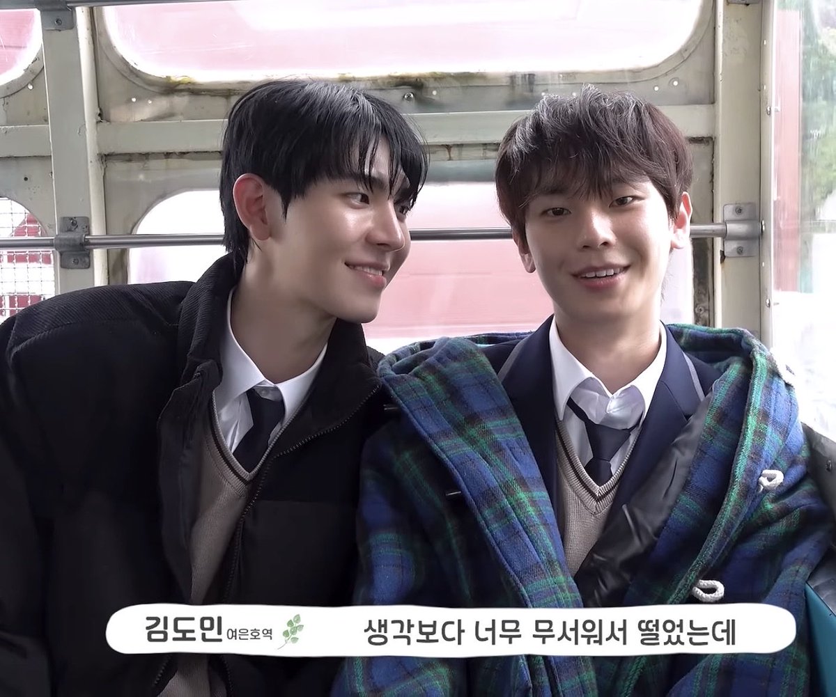 taechae0625's tweet photo. 모든 컷에서 도현이가 은호��� 이렇게 쳐다봄..... https://t.co/oGyXjc3Qy5
