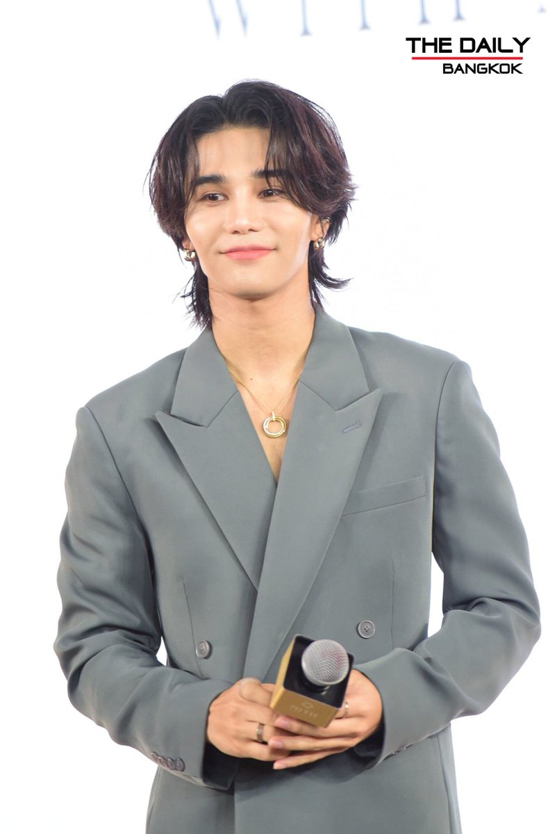 thedailybkk's tweet photo. พรีเซนเตอร์น้ำหอม "MITH" สุดหล่อ "เจฟ ซาเตอร์"  ร่วมเปิดตัวน้ำหอมกลิ่นใหม่ 'POLITE' ในงานฉลองครบรอบ 11ปี ท่ามกลางแฟนๆที่รอให้กำลังใจอย่างล้นหลาม

#The11thAnniversarywithMITH
#MITHxJeffSatur
#JeffSatur
#MITH
#MITHBANGKOK https://t.co/S7b3uarBn7