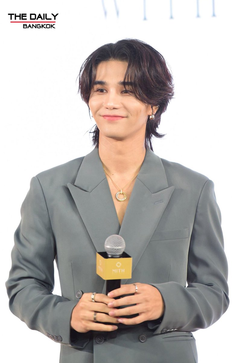 thedailybkk's tweet photo. พรีเซนเตอร์น้ำหอม "MITH" สุดหล่อ "เจฟ ซาเตอร์"  ร่วมเปิดตัวน้ำหอมกลิ่นใหม่ 'POLITE' ในงานฉลองครบรอบ 11ปี ท่ามกลางแฟนๆที่รอให้กำลังใจอย่างล้นหลาม

#The11thAnniversarywithMITH
#MITHxJeffSatur
#JeffSatur
#MITH
#MITHBANGKOK https://t.co/S7b3uarBn7